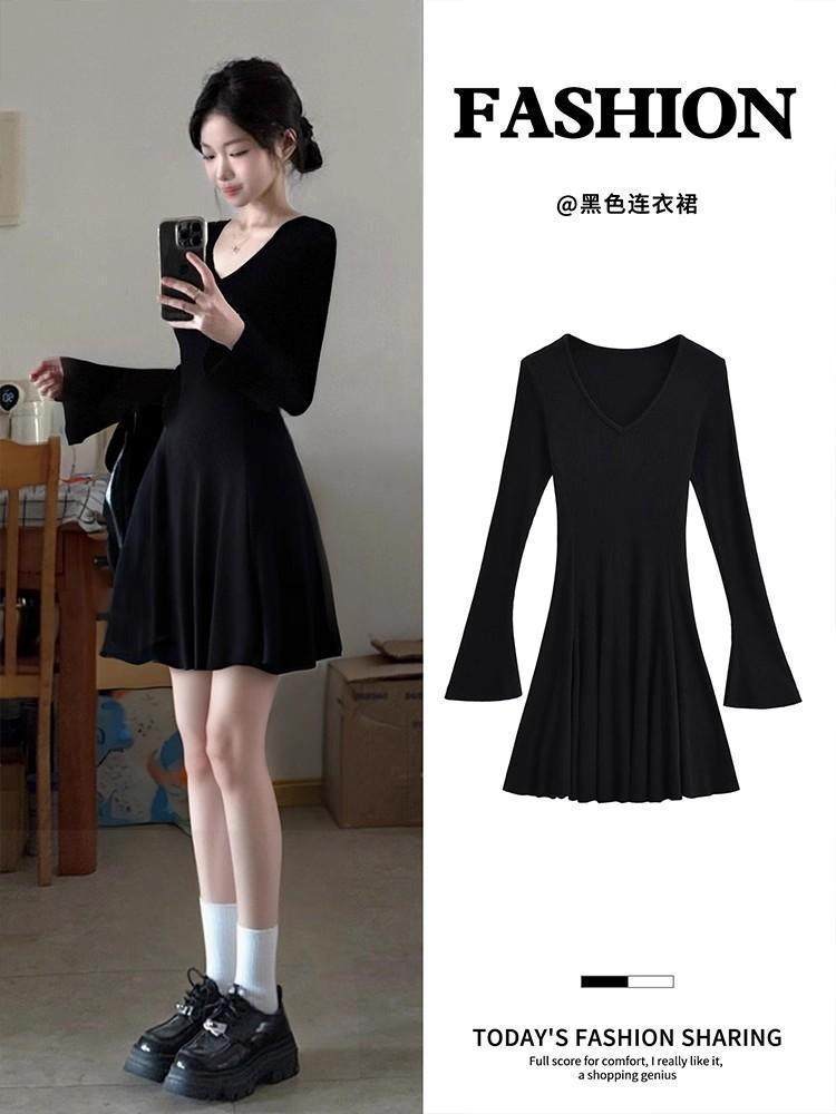 黑色v领长袖连衣裙子女秋冬季大衣内搭早秋巨好看掐腰短裙秋冬款