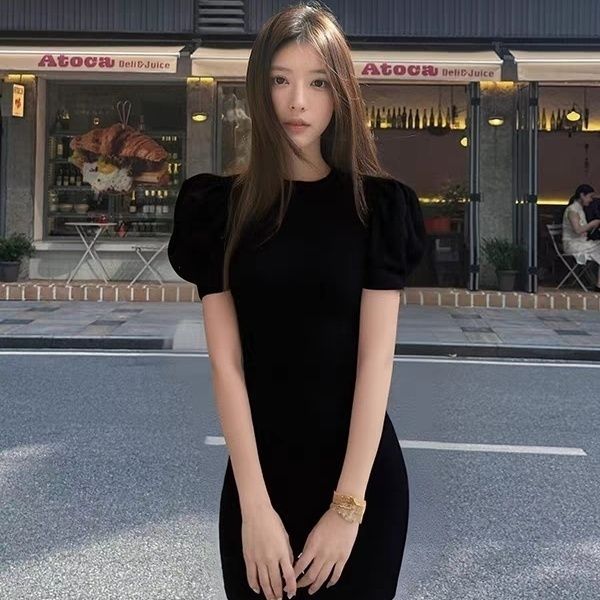 赫本风黑色灯笼袖小黑裙2026新款气质辣妹泡泡短袖包臀连衣裙