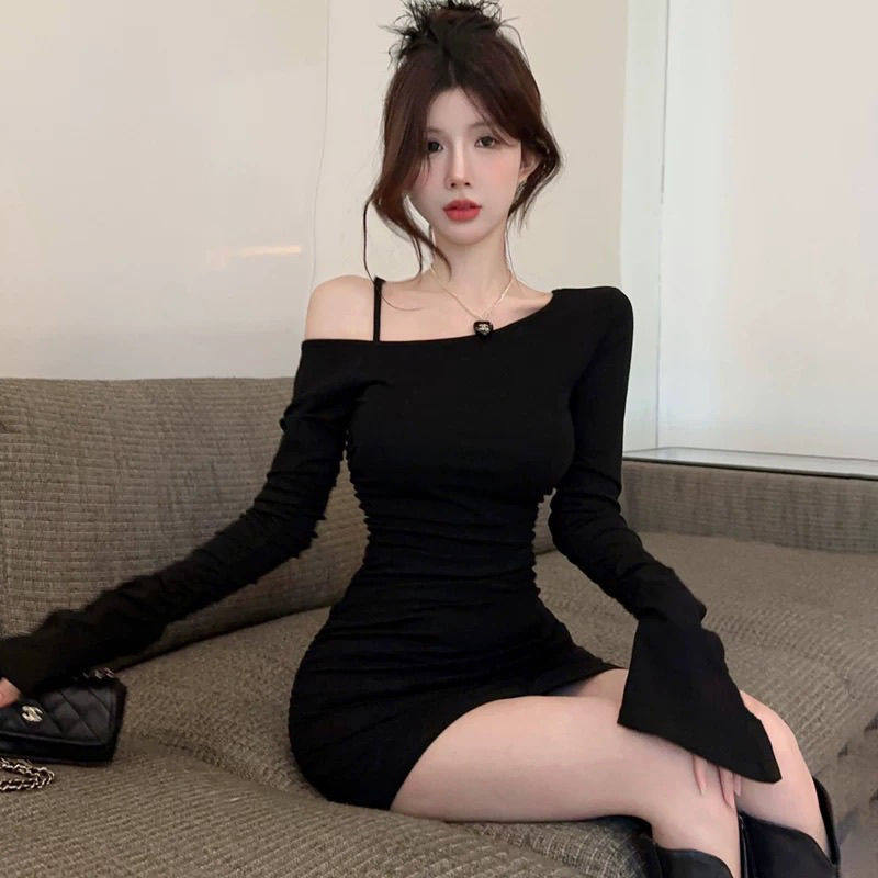 纯欲辣妹黑色斜肩连衣裙女2024秋设计感喇叭袖一字肩紧身包臀短裙