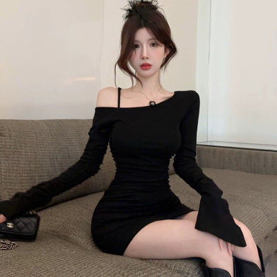 纯欲辣妹黑色斜肩连衣裙女2024秋设计感喇叭袖一字肩紧身包臀短裙