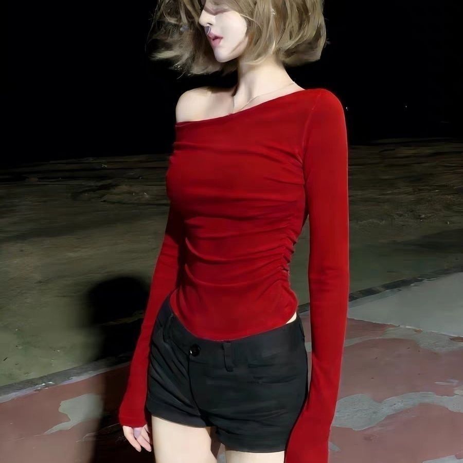 2026年秋季新款绝美巨好看红色打底衫女斜领露肩T恤修身显瘦上衣
