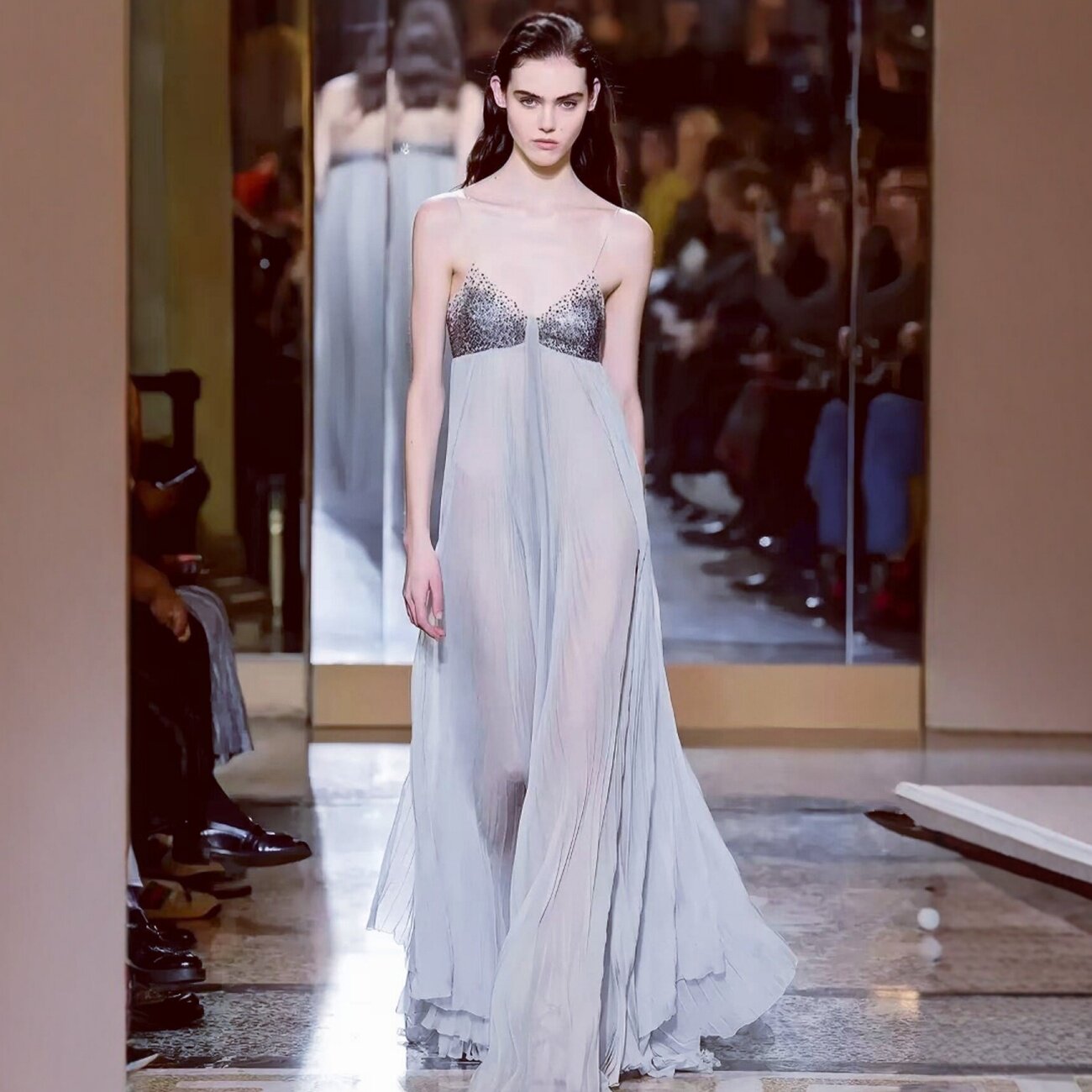 新品露肩露背v领吊带亮片百褶雪纺连衣裙女沙滩度假长裙