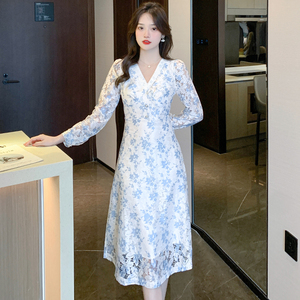 实拍 蓝色镂空蕾丝裙碎花裙v领连衣裙气质早春2023年新款女装