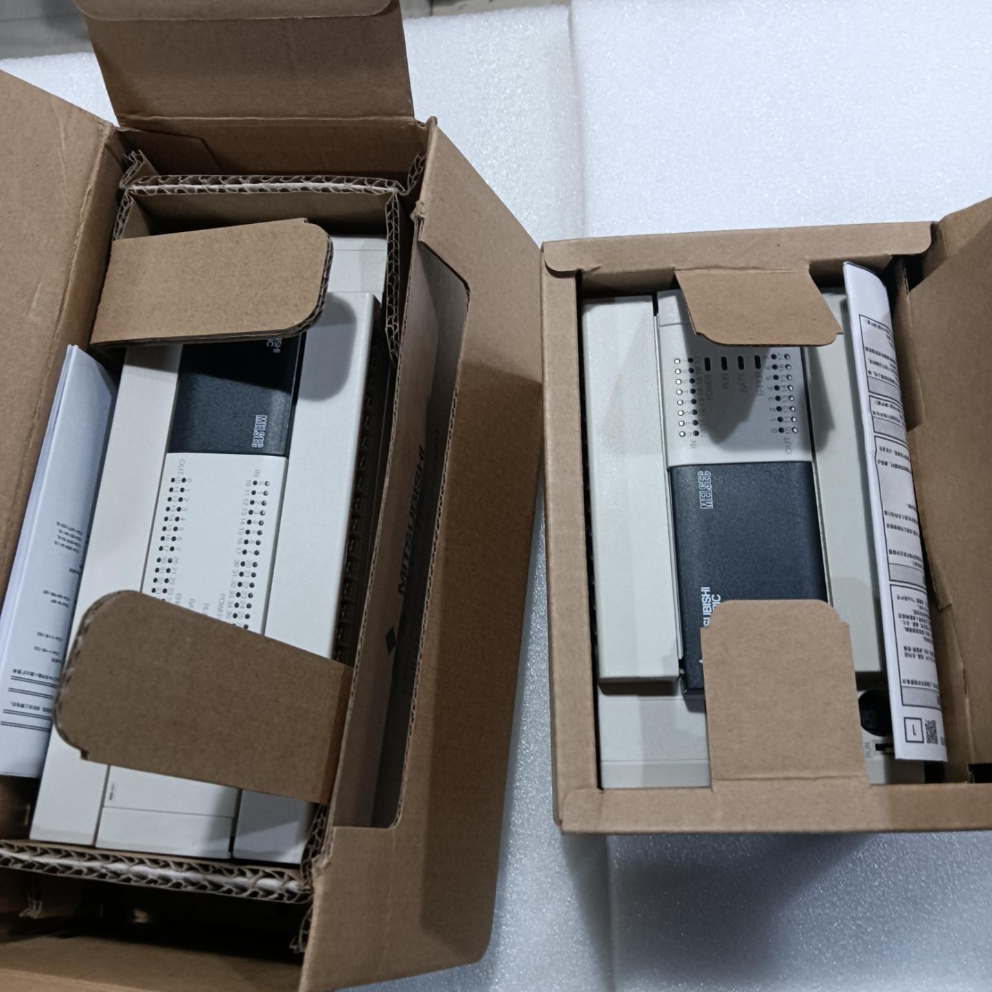 PLC   的未使用  FX3U-64MT  980