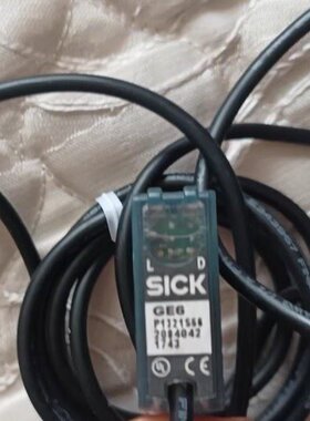 出这款西克SICK光电传感器拥有黑色外壳和红色指示灯 型号为