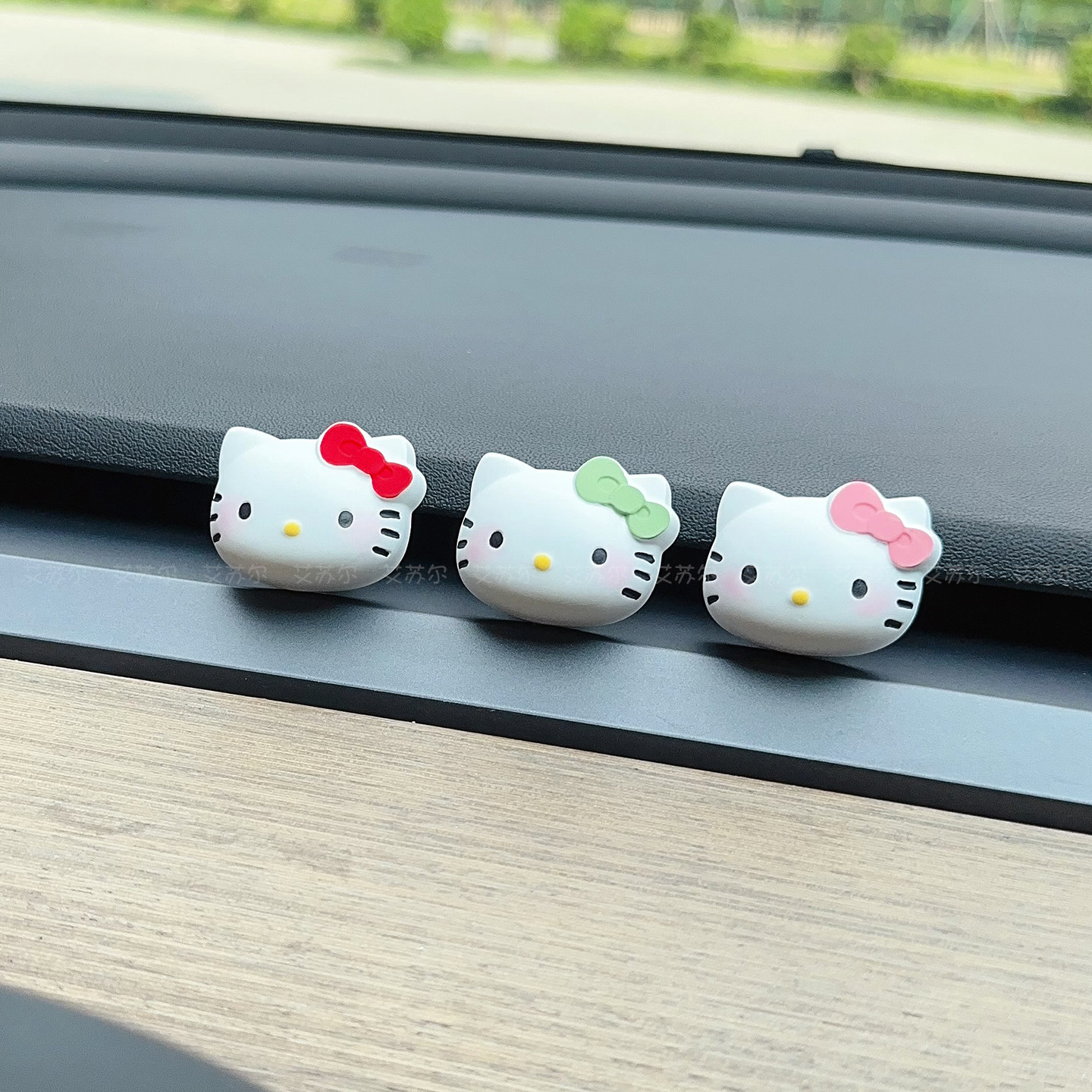 特斯拉车载香薰Kitty凯蒂猫摆件可爱卡通空调出风口装饰扩香石女
