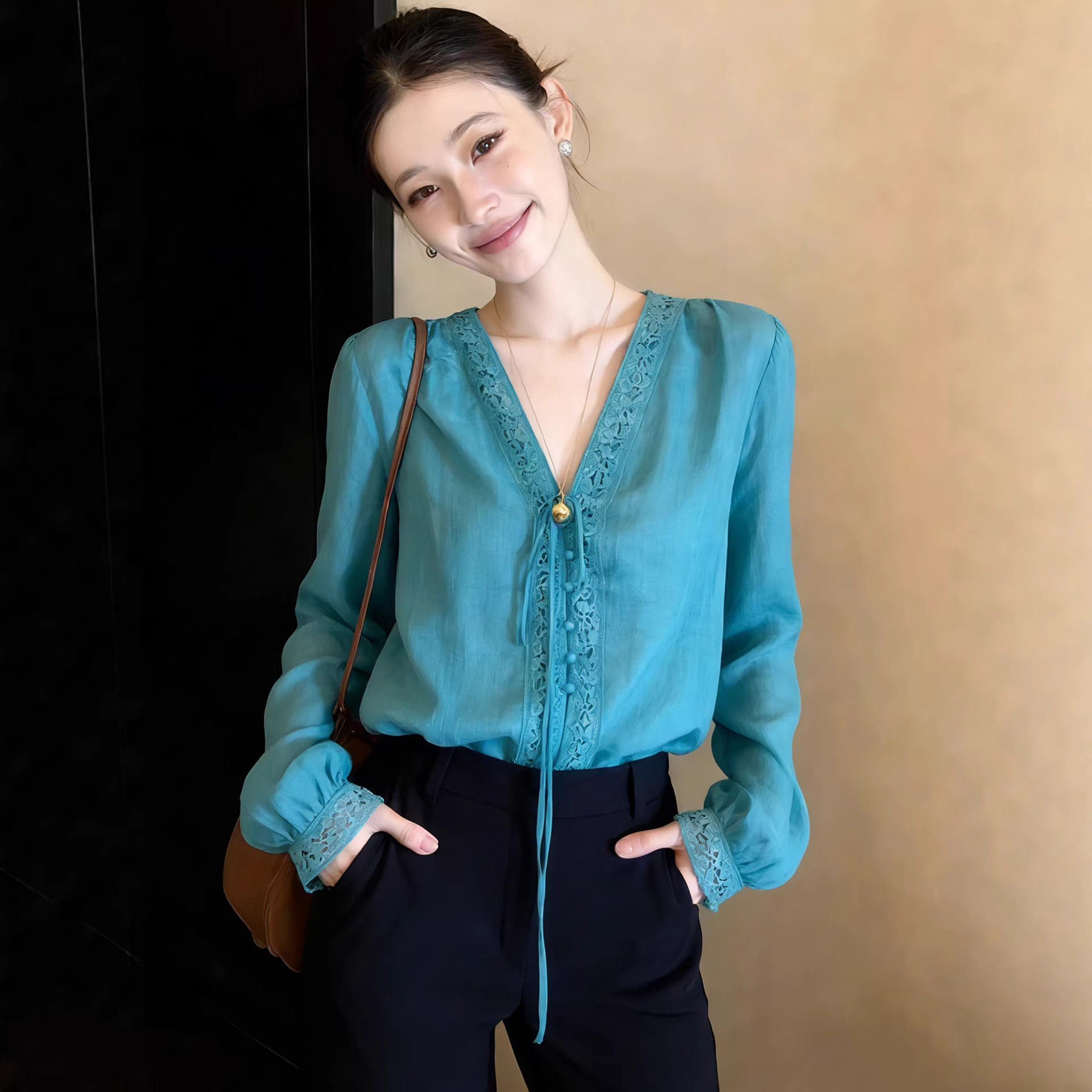 孔雀蓝衬衫女长袖春季2026新款高级轻奢好看气质绝美漂亮V领衬衣