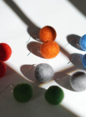 Taliinail塔林艾力手工制作毛毡球彩色耳饰简约百搭