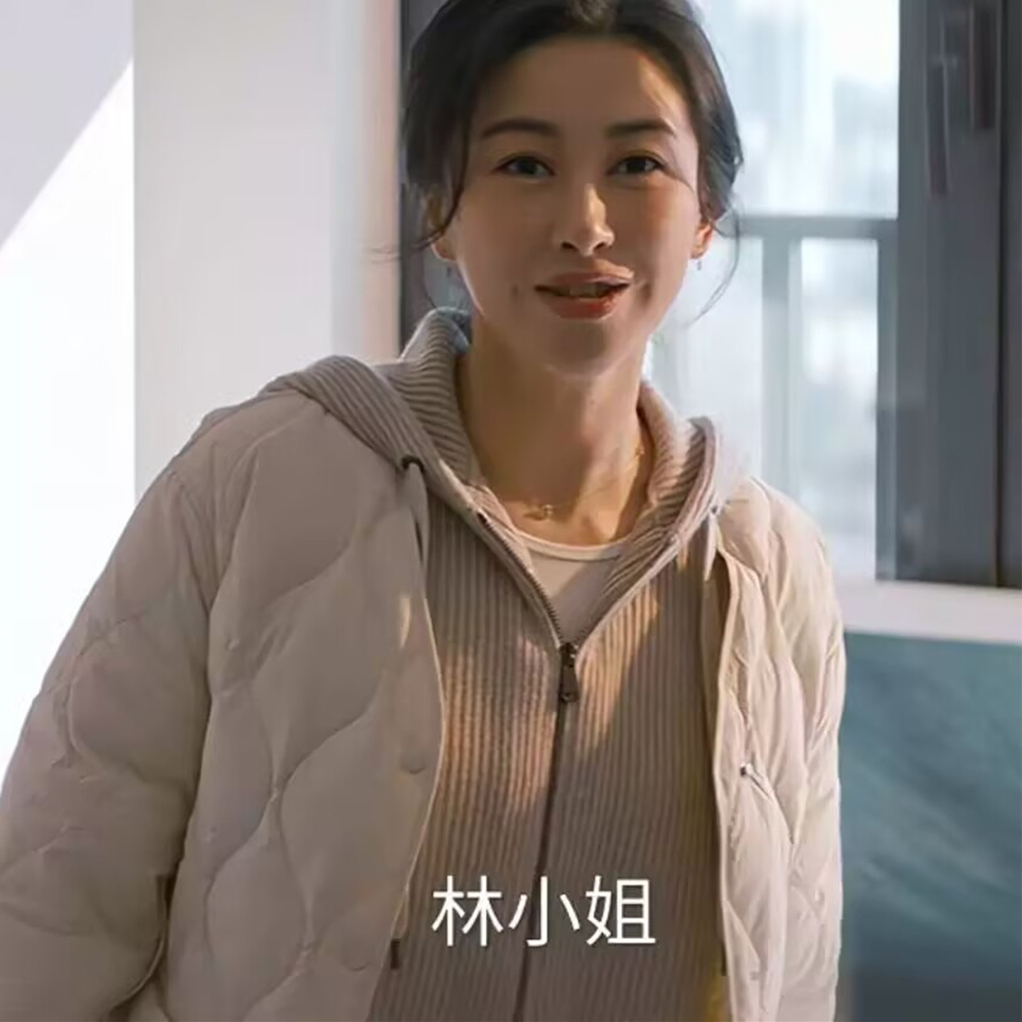 白色V领单排扣长袖轻薄羽绒服女