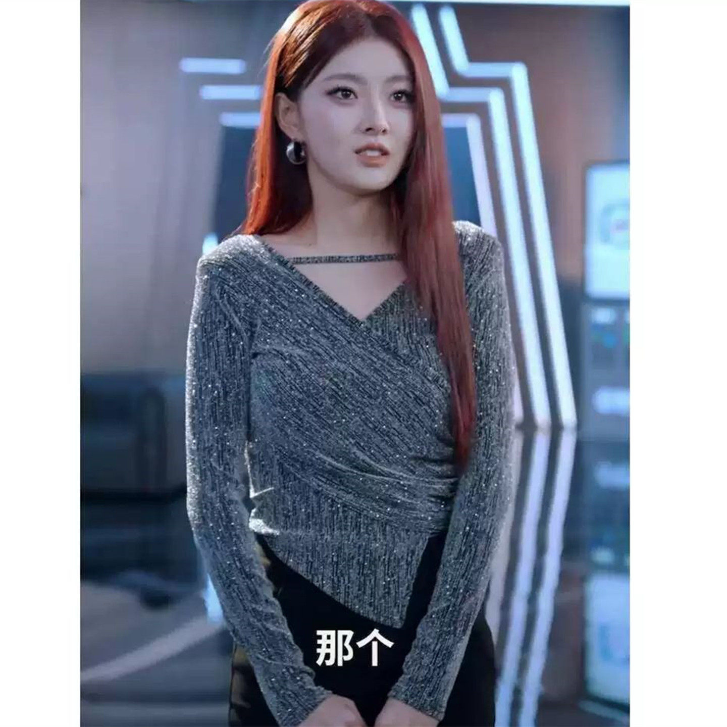 银灰色V领长袖烫钻修身显瘦T恤