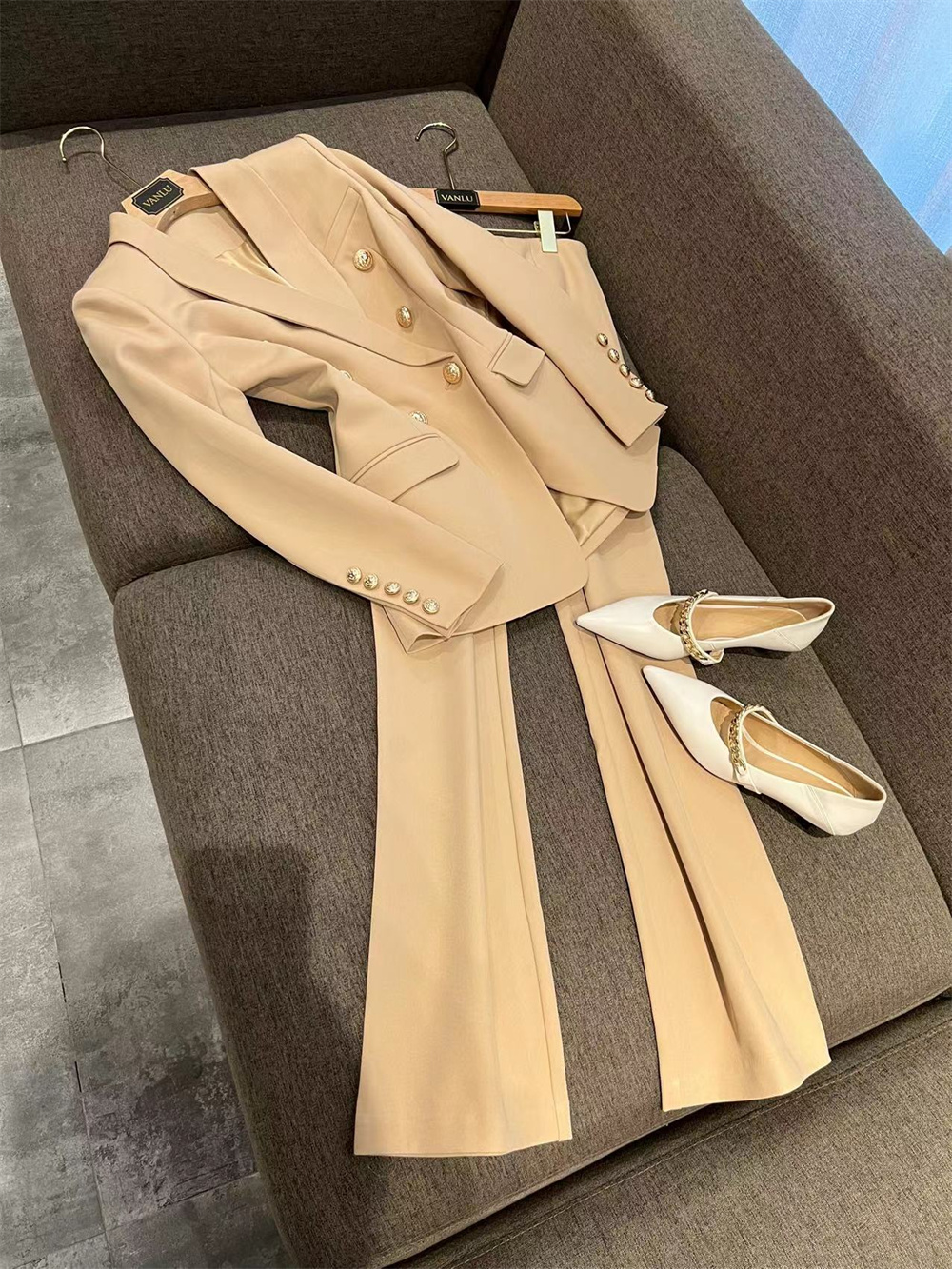 腔调通勤双排金属扣西装+微喇裤