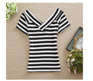 超火黑白条纹t恤女短袖修身性感夏季新款百搭显瘦露锁骨v领上衣潮