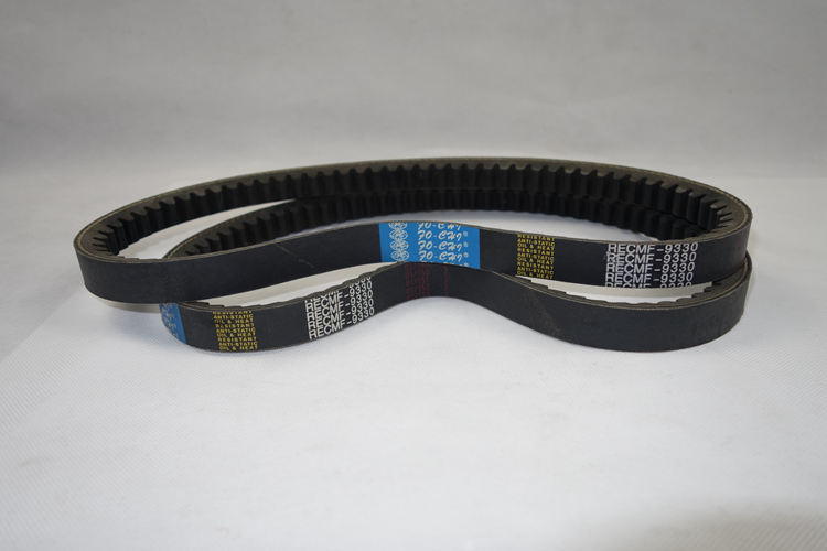 汽车切割V带是由高强度有弹性的抗拉体及耐热的橡胶组成，这种汽车带可设计成特殊的外形，并可以适应高速高温的工作条件，性能波动性小，耐油耐热耐磨损，噪音低，无滑差，抗震。