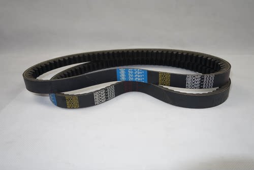 汽车切割V带是由高强度有弹性的抗拉体及耐热的橡胶组成，这种汽车带可设计成特殊的外形，并可以适应高速高温的工作条件，性能波动性小，耐油耐热耐磨损，噪音低，无滑差，抗震。