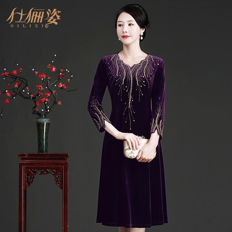 喜婆婆新款中长款妈妈婚宴礼服金丝绒连衣裙遮肚显瘦气质