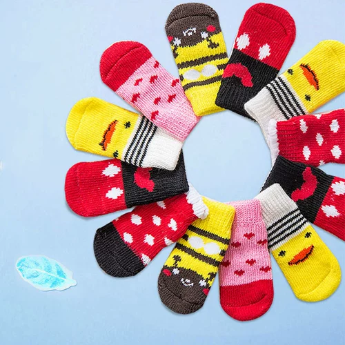 Носки щенка не мешают схватить ноги и грязная плюшевая бага