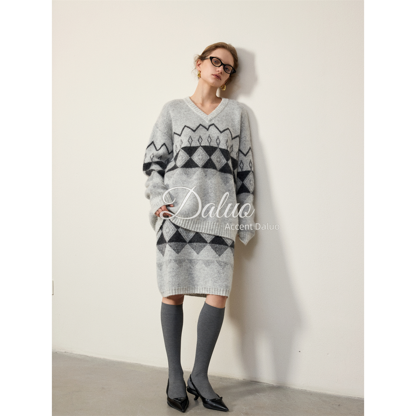 大罗Daluo美的高级 极细婴儿羊驼毛廓形宽松V领费尔岛毛衣+半身裙