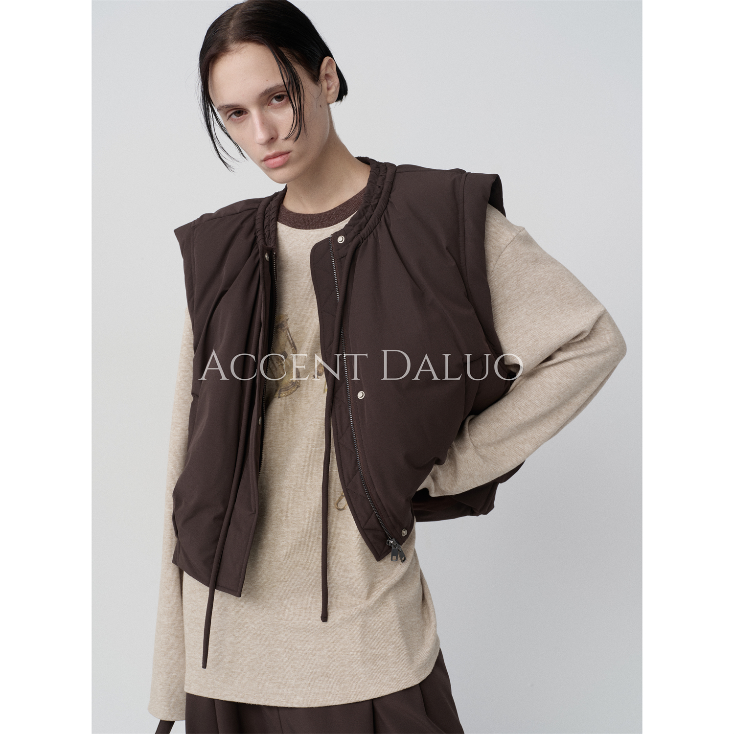 ACCENT DALUO 时髦精首选 深巧色宽松阔肩短款羽绒马甲配滑雪帽