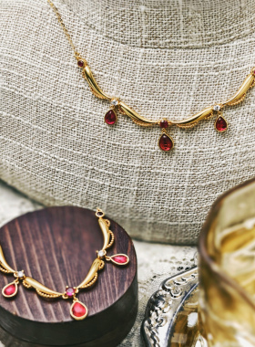 法式轻奢精致复古红色水滴项链