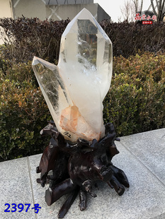 灯光照射下蓝针 个头大晶体透 65CM 纯天然白水晶柱摆件 原石打磨