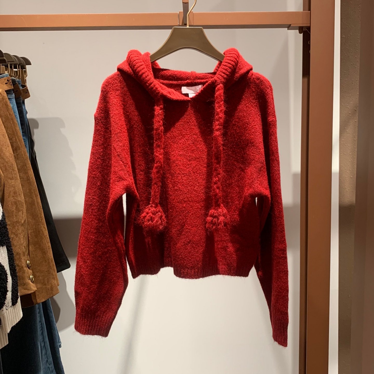 2026春季新款女装潮流复古连帽抽绳红色短款针织衫UYV960002,女装/女士精品,毛针织衫,淘宝优惠券,粉丝福利购,淘宝优惠卷