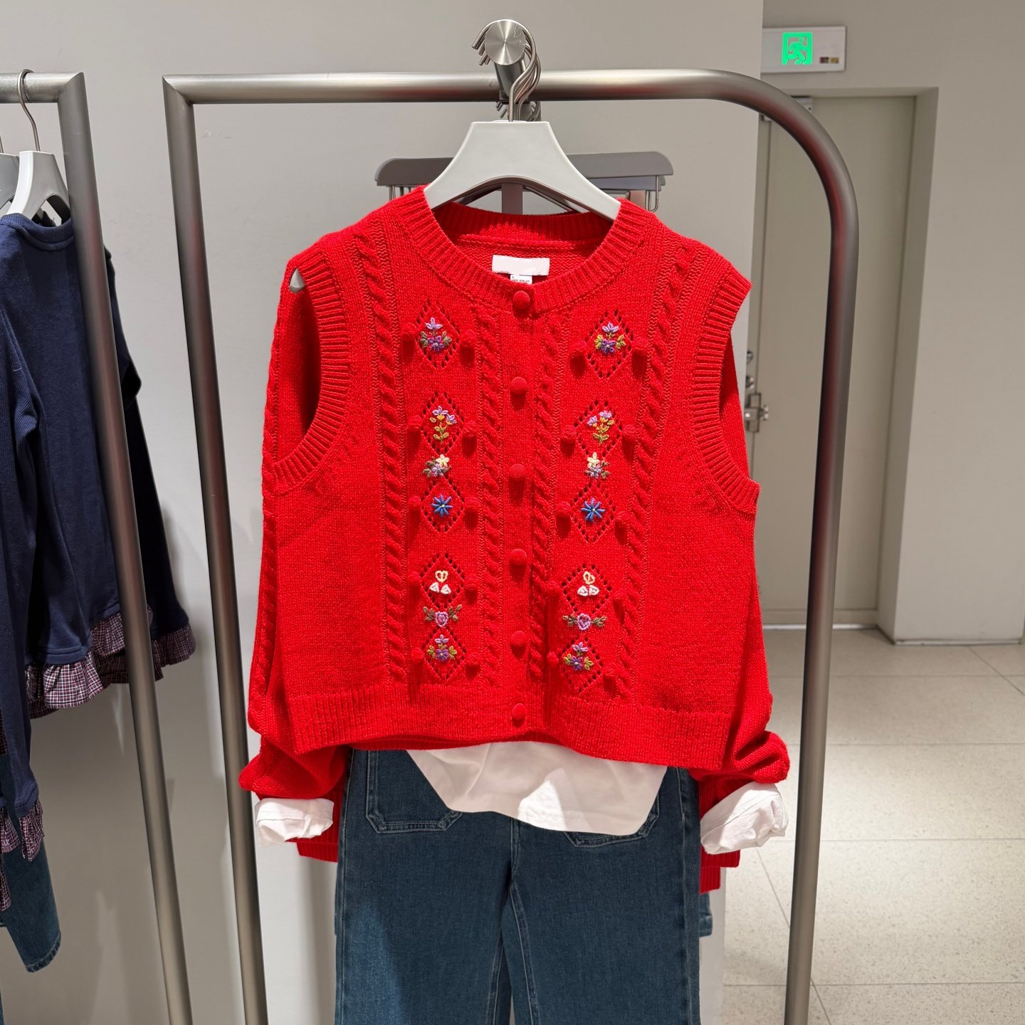 2026春新款女装缕空花卉刺绣红色马甲无袖针织开衫UYU960016,女装/女士精品,马夹,淘宝优惠券,粉丝福利购,淘宝优惠卷