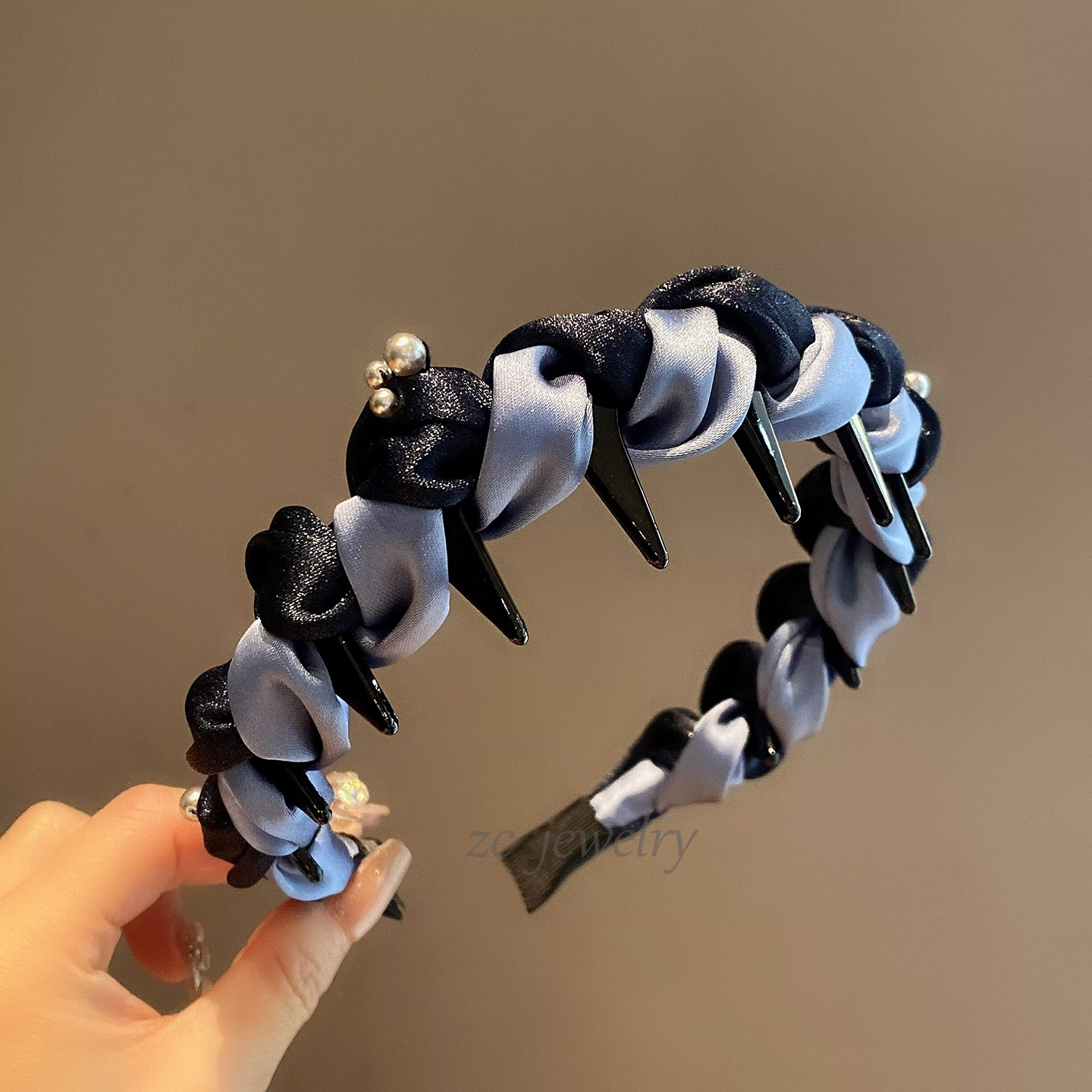 高级感缎面蓝色拼色缠绕带齿发箍女2025新款高颅顶显脸小波浪头箍