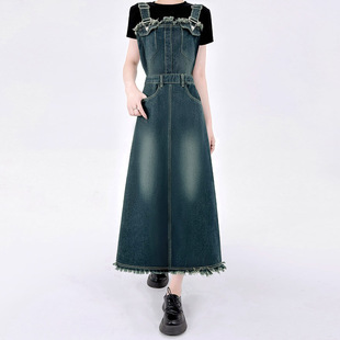 2026春裙潮大码设计感法式小众收腰背带牛仔长裙毛边吊带连衣裙子