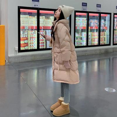 白色中长款连帽羽绒服