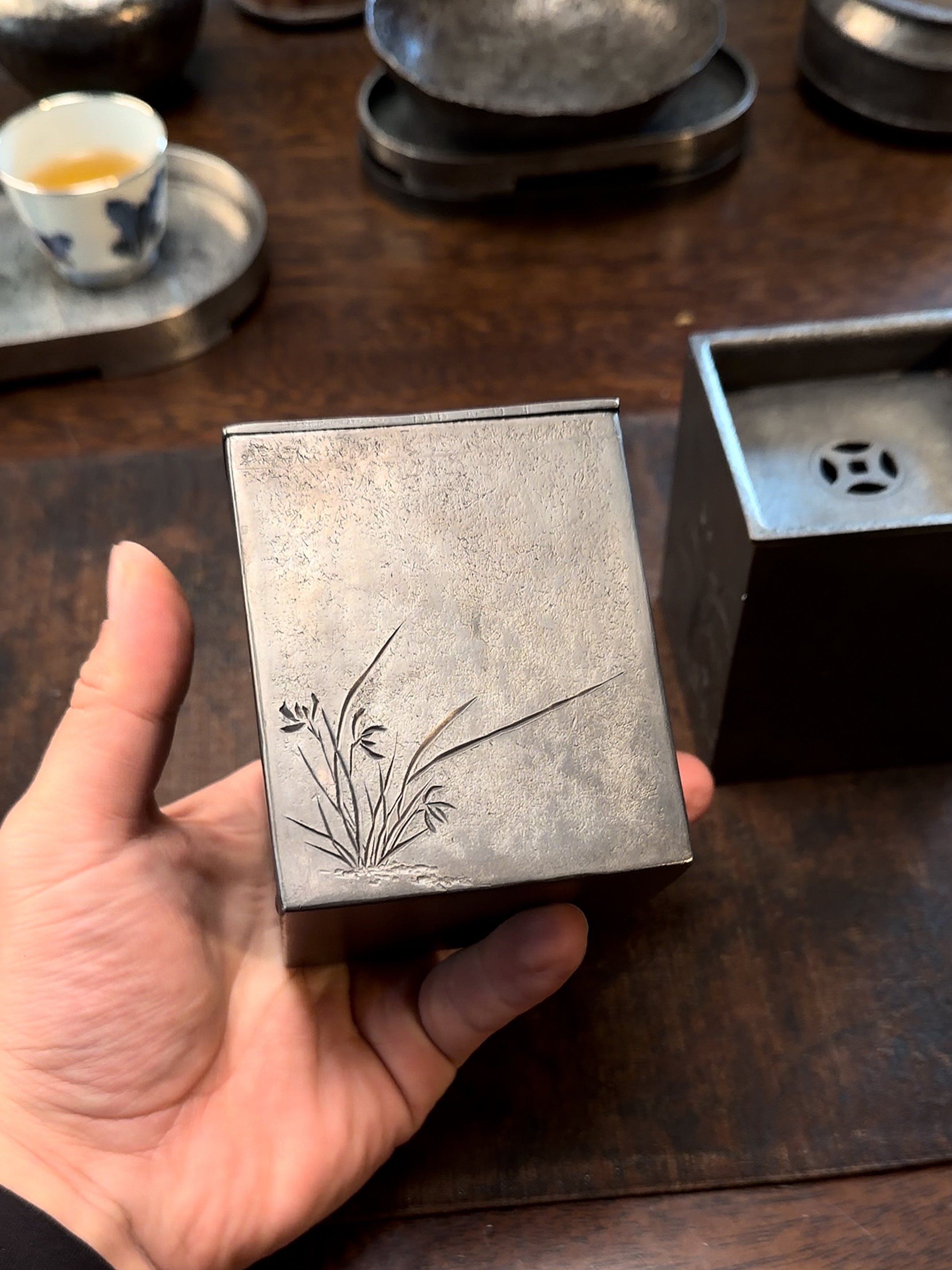 手工纯锡四方建水兰花诗文錾刻茶渣斗茶道茶台废水桶口径7.5高9cm