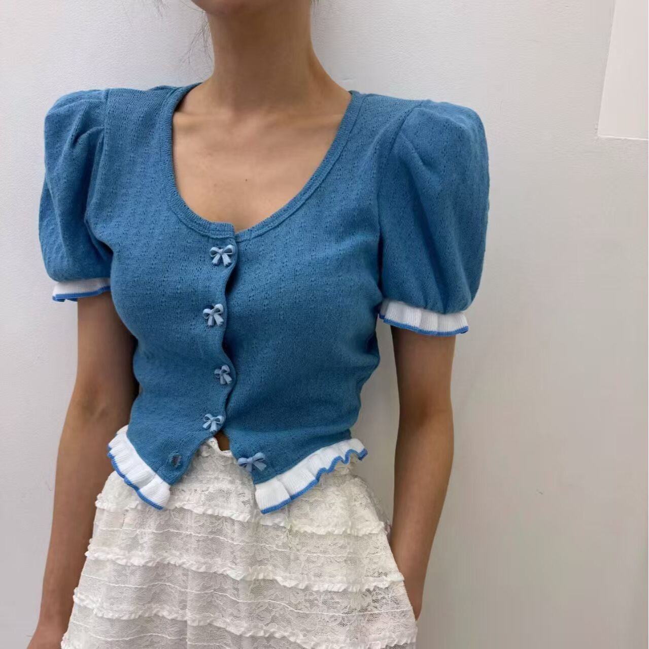韩国撞色木耳边蝴蝶结纽扣T恤女