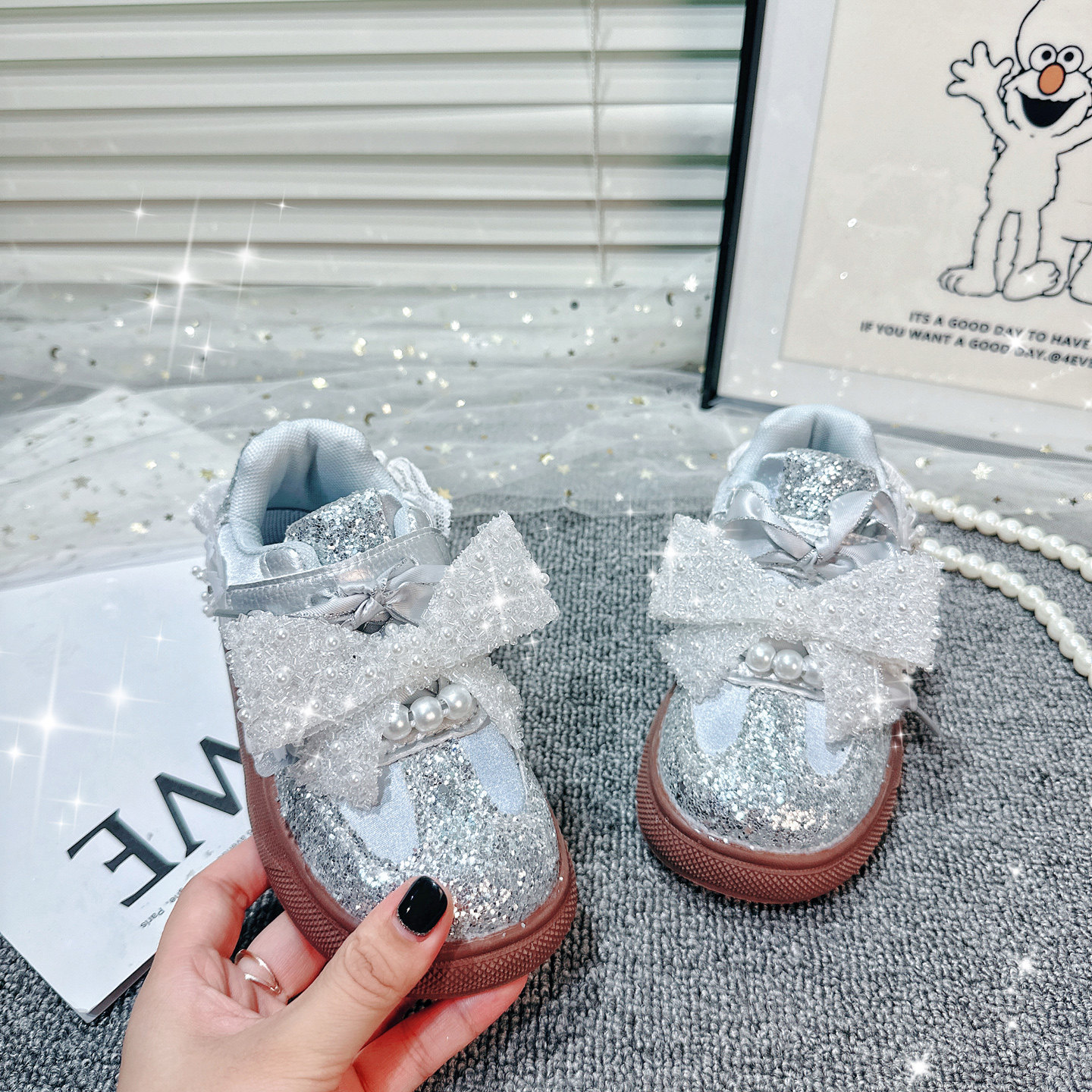 女童银色软底防滑德训板鞋