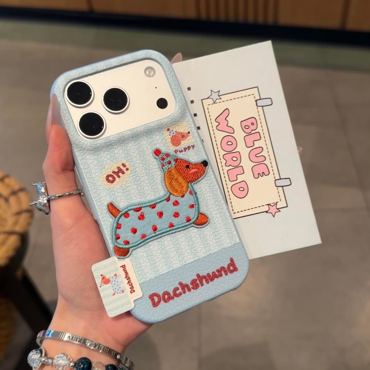 2025适用苹果17ProMax手机壳秋冬刺绣腊肠狗iPhone16/15皮纹14/13