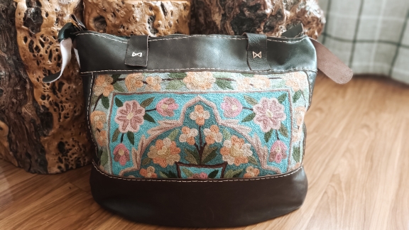 谜篱原创设计纯手工缝制尼泊尔羊绒绣花片拼贴头层牛皮大挎包