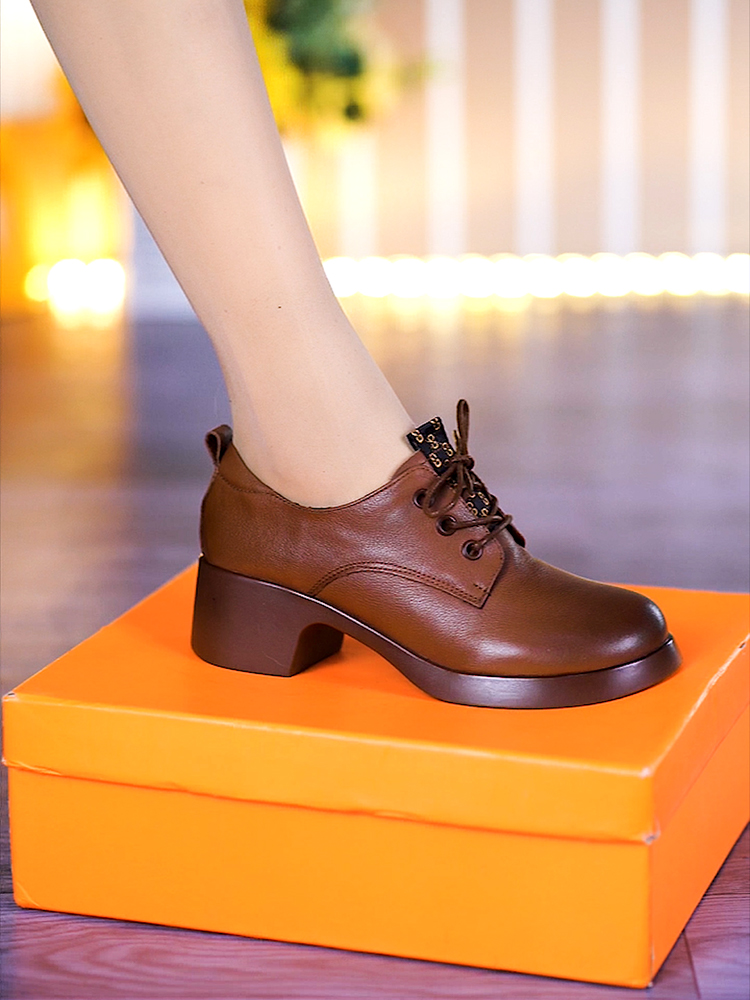 新款真皮粗跟软底软面小皮鞋