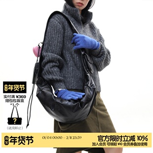 简着 /原创 塔塔皮耶 黑色 宽肩带褶皱多挂扣软皮牛角斜挎饺子包