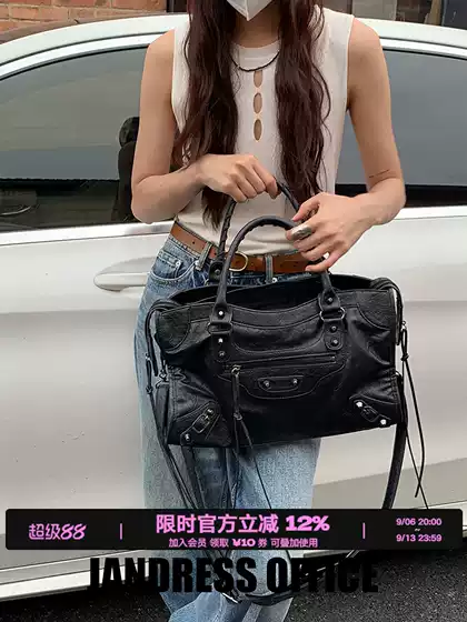 【Simple Style】Vintage Studded Biker Bag Abg Hot Girl Bag High-End Large Capacity Shoulder Handbag Crossbody Bag