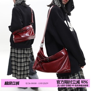 波尔多红皮带扣油蜡皮复古单肩斜挎托特包 小号穆肯斯 简着 原创