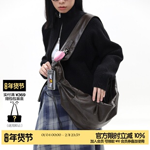 简着 /原创 塔塔皮耶 油褐咖宽肩带褶皱多挂扣软皮牛角斜挎饺子包