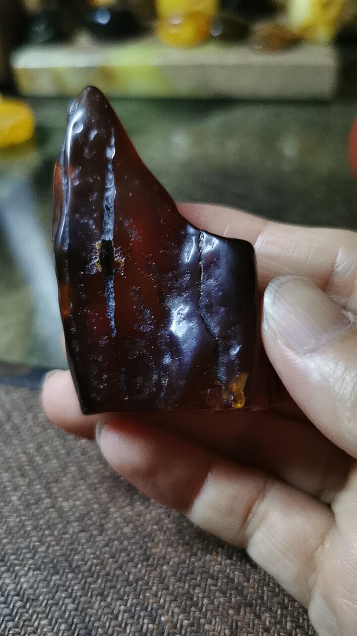 缅甸老矿黑皮血珀原石已抛光大克重自然而成山峰形态无杂无裂
