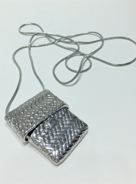 不规则纹理银色包包造型项链