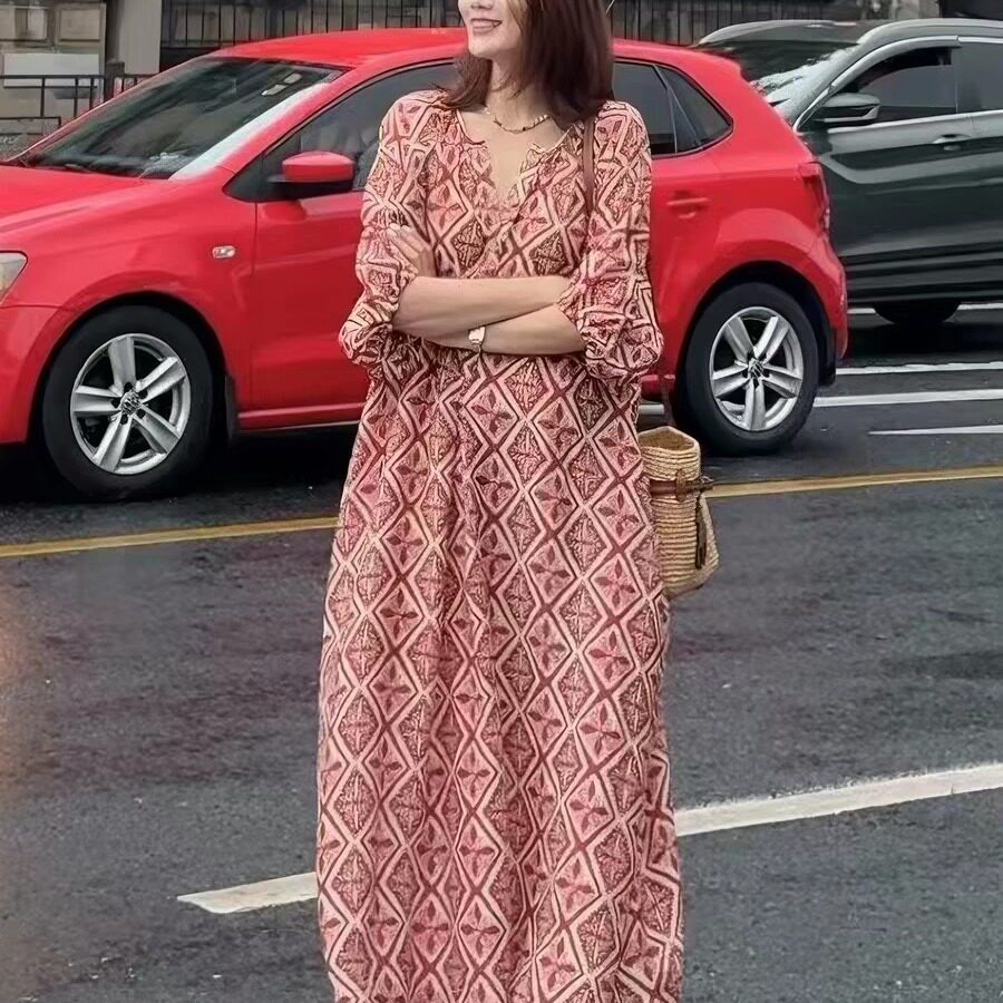 高级感红色印花旅行连衣裙女2026夏款气质大码宽松显瘦度假款长裙