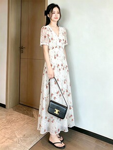 200斤夏时尚大码海棠碎花V领连衣裙胖mm藏肉法式减龄度假长裙仙女