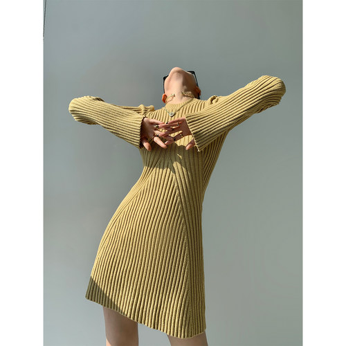 圆领粗坑条纹针织连衣裙中长款