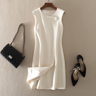 优雅名媛范小香风珍珠花朵胸针背心裙2023春秋季修身显瘦连衣裙