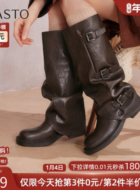 百思图2025冬新款棕色裤管靴大筒围骑士靴女高筒堆堆长靴B8605DG5