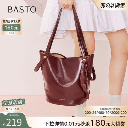 百思图2025春商场新款简约大容量红色水桶包单肩斜挎包女X3658AX5