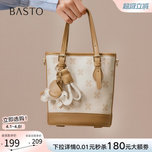 百思图春秋商场新款 老花水桶包潮流通勤斜挎包女TY042CX5 时尚