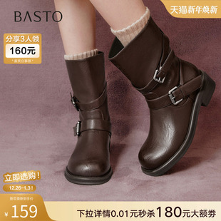 百思图2025冬季 潮酷通勤扣带圆头粗跟短靴棕色女靴B8606DZ5 新款