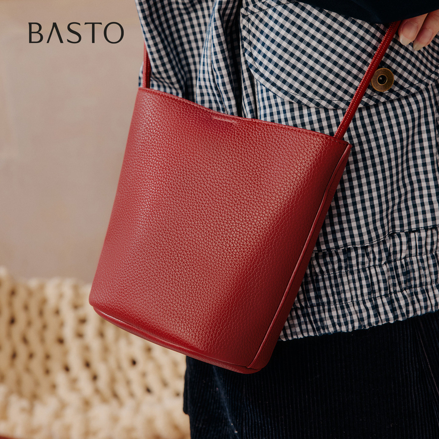 百思图26春商场新款时尚纯色百搭水桶包简约通勤单肩包女TY084AX6